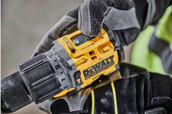 Zbliżenie na sprzęgło i metalowy uchwyt wiertarski w DeWalt DCD805