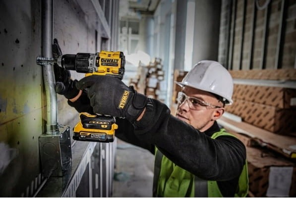 Praca w ciemnym miejscu - oświetlenie LED wkrętarki DeWalt DCD805 w akcji