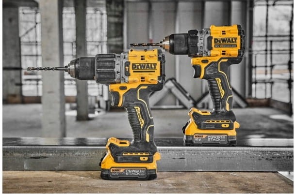 Plac budowy - dwie wkrętarki DeWalt DCD805N gotowe do pracy w tle konstrukcji