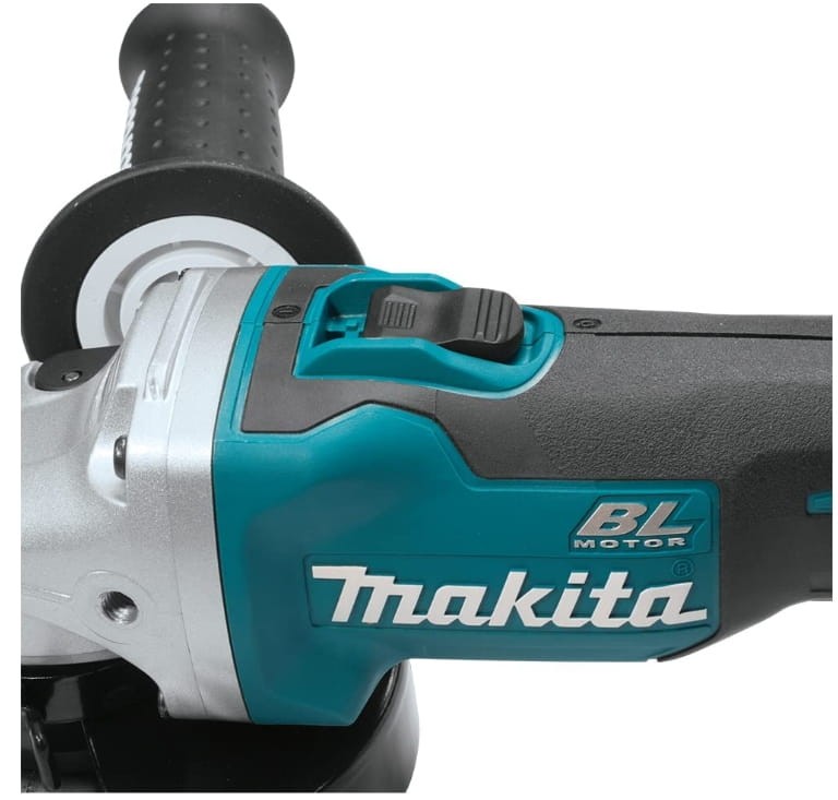 Zbliżenie na korpus szlifierki Makita DGA504 - włącznik suwakowy i logo BL Motor