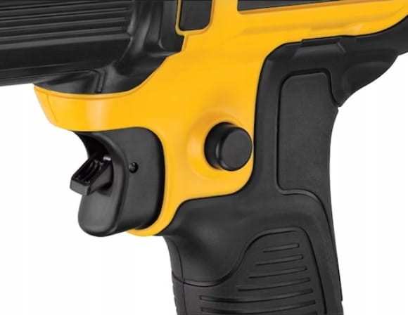 Zbliżenie na przycisk blokady (Lock-On) w rękojeści opalarki DeWalt