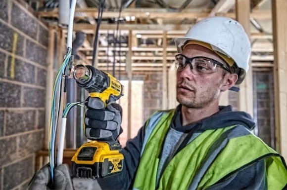 Praca instalatora - użycie opalarki DeWalt 18V do prac montażowych w budynku