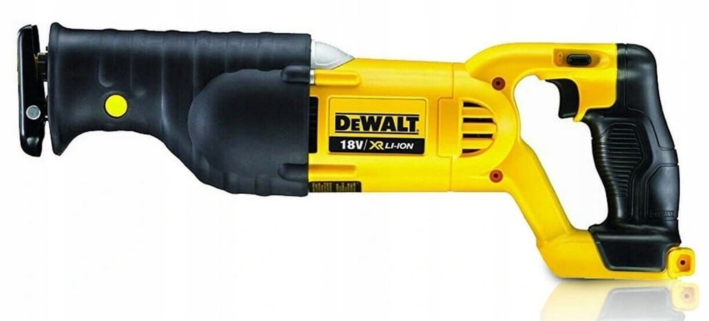 Piła szablasta DeWalt DCS380N 18V - widok z boku na ergonomiczną obudowę