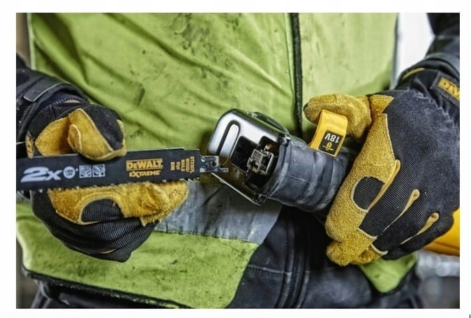 Łatwe i szybkie osadzanie brzeszczotu w pile DeWalt DCS380