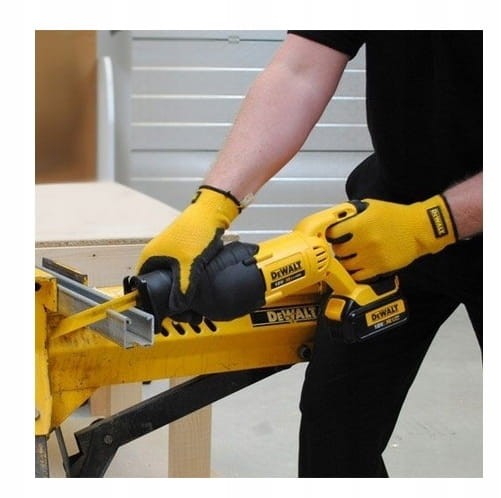 Przecinanie profilu stalowego lisicą DeWalt DCS380