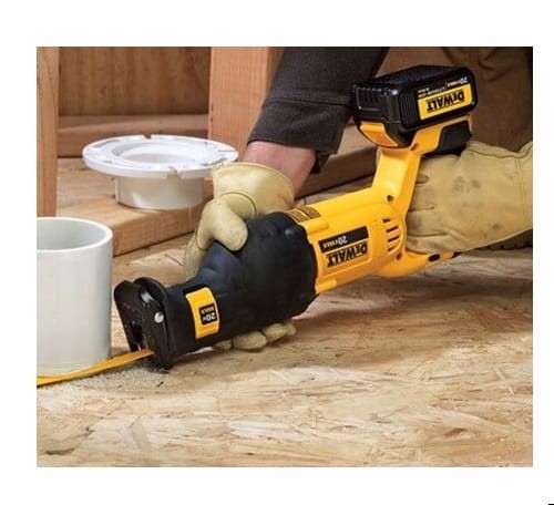 Cięcie rury piłą szablastą DeWalt DCS380 na budowie