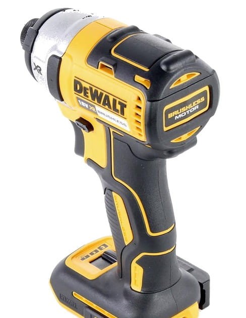Tył zakrętarki DeWalt DCF887P2 - solidna obudowa i chłodzenie silnika