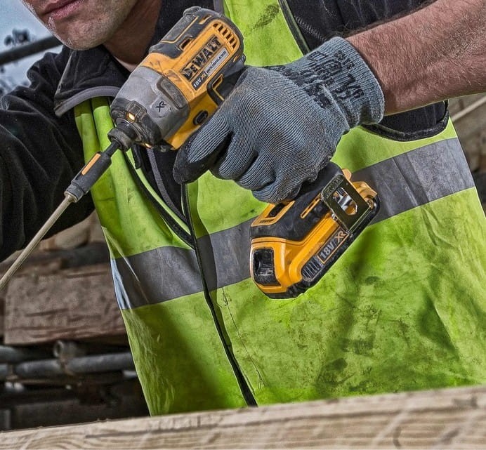 Praca na budowie - wkręcanie długich wkrętów zakrętarką DeWalt DCF887