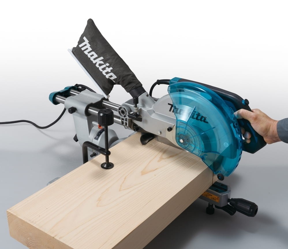 Zastosowanie Makita LS1110F - cięcie szerokiej deski dębowej
