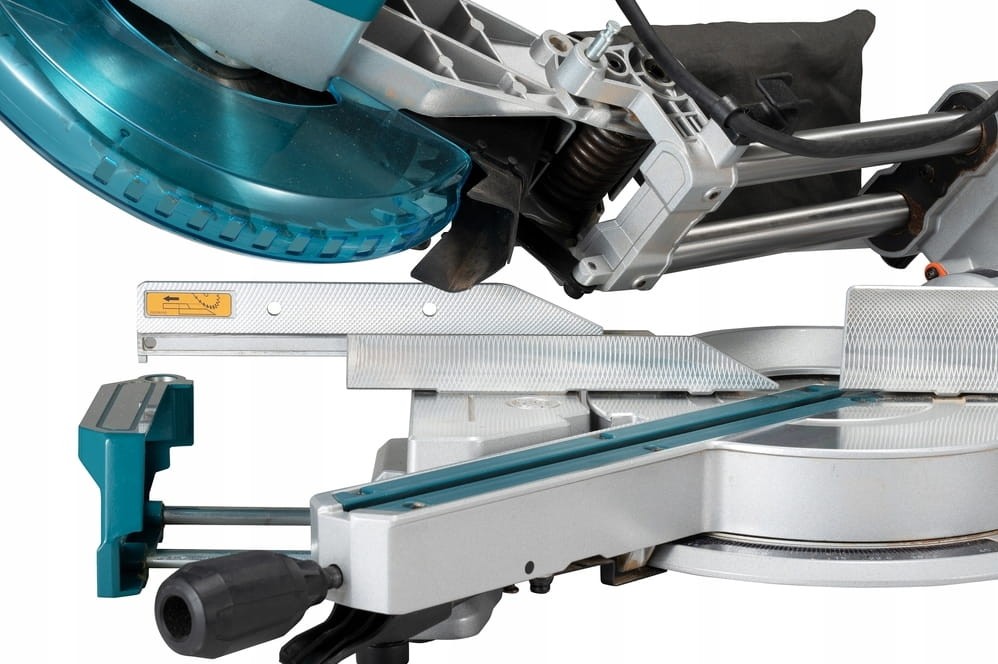 Zbliżenie na mechanizm blokady kąta i prowadnice w Makita LS1110F