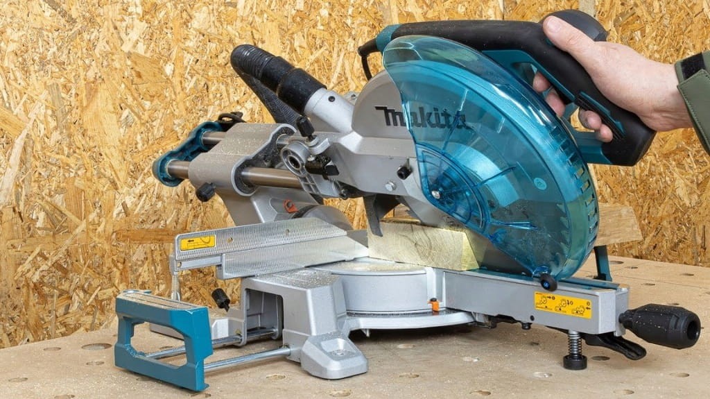 Cięcie kantówki konstrukcyjnej przy użyciu ukośnicy Makita LS1110F