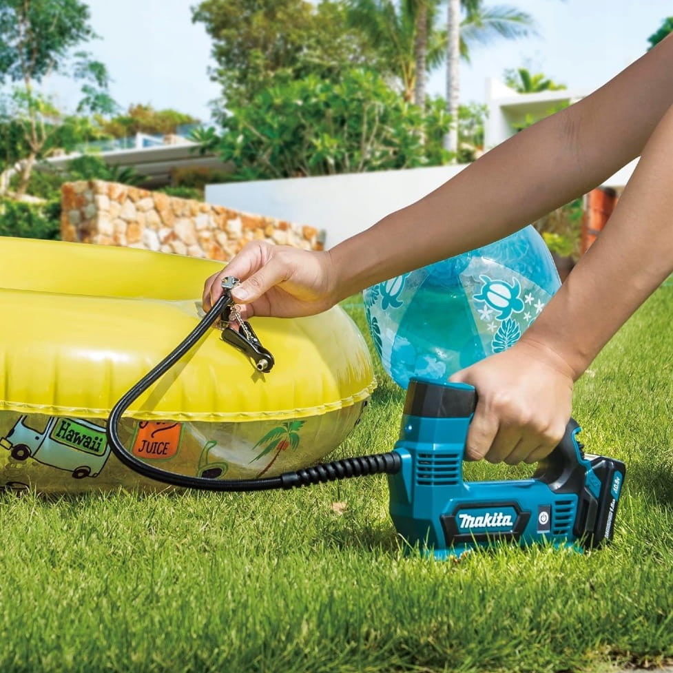 Makita MP100DZ w ogrodzie - pompowanie koła dmuchanego do pływania