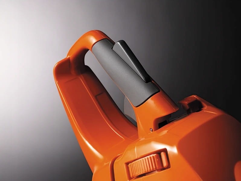 Ergonomiczny tylny uchwyt z manetką gazu w pilarce Husqvarna 445 II