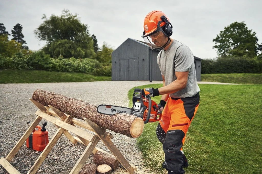 Cięcie drewna opałowego na kobyłce pilarką Husqvarna 445 II